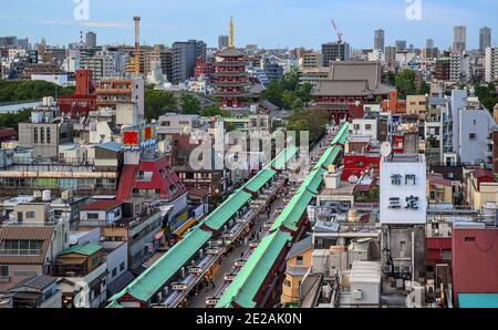 Taito, Tokio, Japan - September 18 2020: Luftaufnahme am Nachmittag des Sensoji-Tempels, der fünfstöckigen Pagode, der Nakamise Shopping Street und der Umgebung Stockfoto