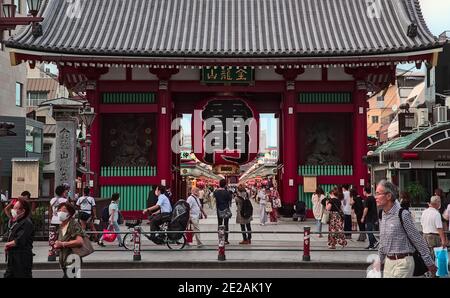 Taito, Tokio, Japan - September 18 2020: Spätnachmittags Ansicht von Fußgängern, die sich an dem ikonischen Kaminarimon Gate vorbeibewegen oder herumlaufen Stockfoto