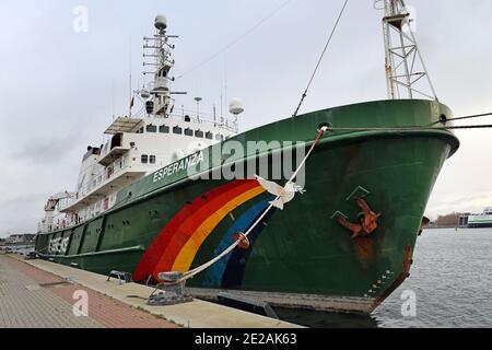 13. Januar 2021, Mecklenburg-Vorpommern, Warnemünde: Das Greenpeace-Schiff "Esperanza" wird in Warnemünde vertäut, wo es laut Wasserpolizei mit 20 großen Feldsteinen beladen wurde. Im Juli 2020 hatte Greenpeace vor der Ostseeinsel Rügen im Naturschutzgebiet Adlergrund Granitsteine versenkt. Auf diese Weise wollte die Umweltschutzorganisation das Schutzgebiet vor Schäden schützen, die durch die Fischerei mit Grundschleppnetzen verursacht werden. Vor wenigen Tagen hat unter anderem das Bundesamt für Seeschifffahrt und Hydrographie (BSH) einen Unterlassungsbefehl erlassen, der den Untergang verbietet Stockfoto