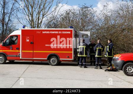 Ris-Orangis, Frankreich. Februar 2015. Feuerwehrleute während des Brandes in Lagern in RIS-Orangis, Frankreich. Stockfoto