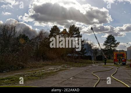 Ris-Orangis, Frankreich. Februar 2015. Feuerlöschschlauch in Aktion zum Löschen des Brandes in Lagern in RIS-Orangis in Frankreich. Stockfoto