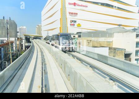 Bangkok, Thailand - 19. Dezember 2020: Die goldene Linie des elektrischen Zuges kommt zum Bahnhof Khlong san Stockfoto