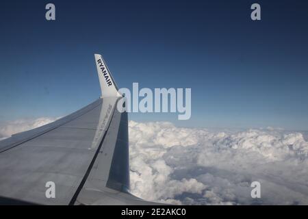 Von Berlin nach Malta - 19. Oktober 2020: Logo auf dem Flugzeugflügel des Ryanair-Flugzeugs, das über den Wolken fliegt Stockfoto