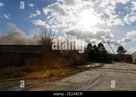 Ris-Orangis, Frankreich. Februar 2015. Feuerlöschschlauch in Aktion zum Löschen des Brandes in Lagern in RIS-Orangis in Frankreich. Stockfoto