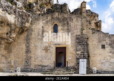 Eingang der Kirche Santa Maria De Idris, eine der ältesten Höhlenkirche in Sassi di Matera historischen Viertel. Matera, Basilikata, Italien, August Stockfoto