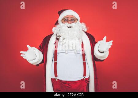 Lustige verrückte weihnachtsmann mit Spaß auf einem roten gefärbt Hintergrund Stockfoto