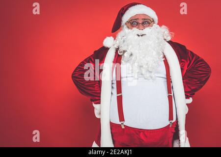 Lustige verrückte weihnachtsmann mit Spaß auf einem roten gefärbt Hintergrund Stockfoto