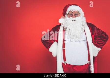 Lustige verrückte weihnachtsmann mit Spaß auf einem roten gefärbt Hintergrund Stockfoto