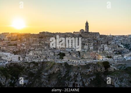 Der Sonnenuntergang hinter Sassi di Matera historischen Viertel, Basilicata, Italien Stockfoto