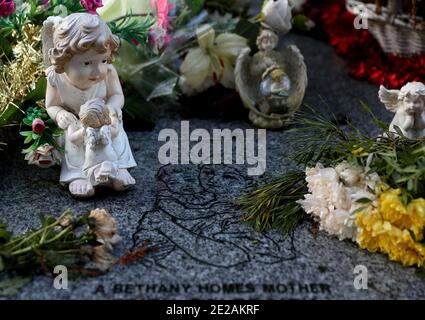 Blumen und Figuren an der Gedenkstätte für 222 Kinder aus dem Bethany Mutter- und Kinderheim, auf dem Mount Jerome Friedhof, Harold's Cross, Dublin, wie Taoiseach Micheal Martin sich bei Überlebenden von Häusern für unverheiratete Mütter und ihre Kinder entschuldigen soll. Die Institutionen für Frauen, die unehelich schwanger wurden, produzierten hohe Kindersterblichkeit, Misogynie und Stigmatisierung einiger der gefährdetsten societyÕs, so ein unabhängiger Bericht. Stockfoto