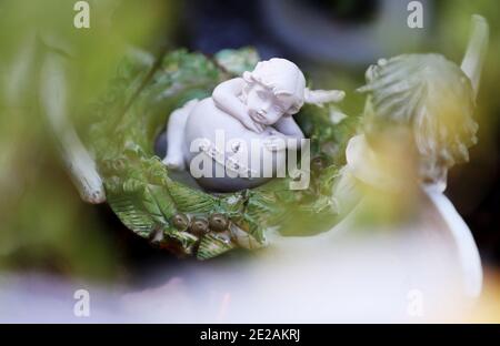 Eine Figur an der Gedenkstätte für 222 Kinder aus dem Bethany Mutter- und Kinderheim, auf dem Mount Jerome Friedhof, Harold's Cross, Dublin, wie Taoiseach Micheal Martin sich bei Überlebenden von Häusern für unverheiratete Mütter und ihre Kinder entschuldigen soll. Die Institutionen für Frauen, die unehelich schwanger wurden, produzierten hohe Kindersterblichkeit, Misogynie und Stigmatisierung einiger der gefährdetsten societyÕs, so ein unabhängiger Bericht. Stockfoto