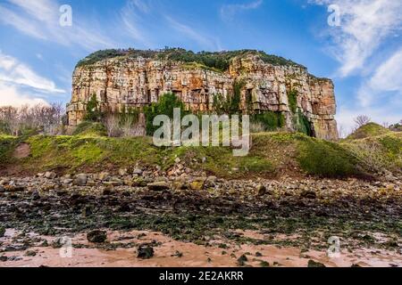 Castell Mawr Rock vom Strand an der Red Wharf Bay bei Ebbe, Anglesey, Wales Stockfoto