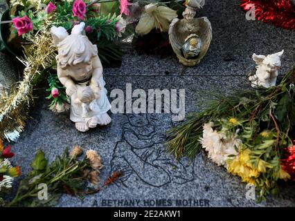 Blumen und Figuren an der Gedenkstätte für 222 Kinder aus dem Bethany Mutter- und Kinderheim, auf dem Mount Jerome Friedhof, Harold's Cross, Dublin, wie Taoiseach Micheal Martin sich bei Überlebenden von Häusern für unverheiratete Mütter und ihre Kinder entschuldigen soll. Die Institutionen für Frauen, die unehelich schwanger wurden, produzierten hohe Kindersterblichkeit, Misogynie und Stigmatisierung einiger der gefährdetsten societyÕs, so ein unabhängiger Bericht. Stockfoto