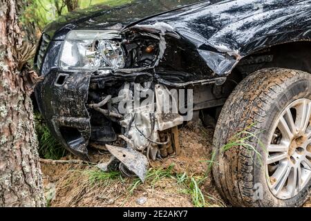 Nach dem Autocrash Schaden schwarz. Wracked Car Räder Transport Automobil Stockfoto