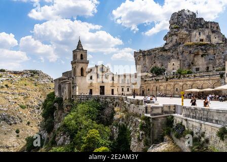 Zwei der berühmtesten Sehenswürdigkeiten von Matera: Die Kirche San Pietro Caveoso und die alte Felskirche Santa Maria De Idris auf der rechten Seite, Matera Stockfoto