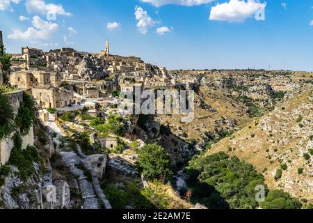 Weite Panoramasicht auf Matera und Gravina Schlucht von rione Casalnuovo, Basilicata, Italien gesehen Stockfoto