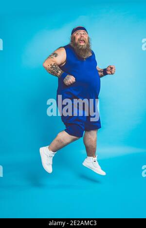 Hipster Mann mit Tattoos tun Sport und Übungen in der Morgen Stockfoto