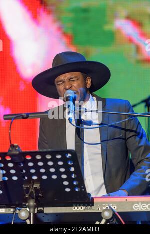 Atombombe! Spielt die Musik von William Onyeabor auf der Bühne, Womad Festival, Charlton Park, Großbritannien. Juli 25, 2015 Stockfoto