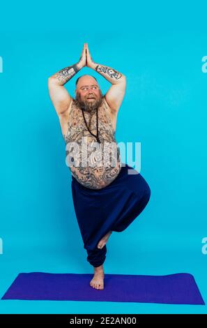 Hipster Mann mit Tattoos, die Yoga und Meditationsübungen machen Am Morgen Stockfoto