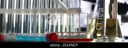 Professionelle Durchführung chemischer Experimente mit Fläschchen im Labor Stockfoto