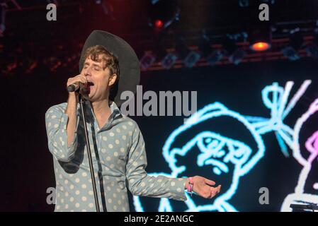 Luke Jenner von Atomic Bomb! Spielt die Musik von William Onyeabor auf der Bühne. WOMAD Festival, Charlton Park, Großbritannien. Juli 25, 2015 Stockfoto