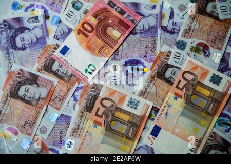 In dieser Abbildung ist eine Sammlung britischer zehn- und zwanzig-Pfund-Sterling- und zehn- und fünfzig-Euro-Banknoten zu sehen. Stockfoto