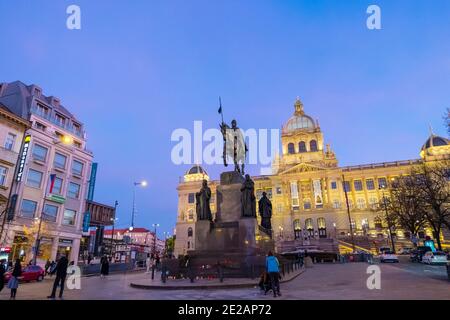 Vaclavske namesti, Wenzelsplatz, mit Nationalmuseum und Statue des Heiligen Wenzel, Prag, Tschechische Republik Stockfoto