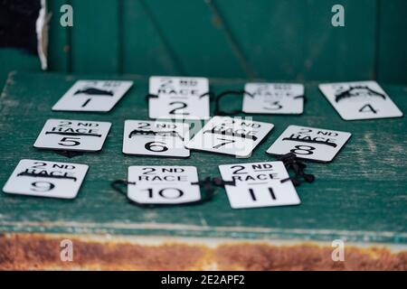 Ein allgemeiner Blick auf die Armbänder der Pfrooms auf der Plumpton Racecourse. Stockfoto