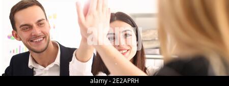Glückliches Team von Mannern, die gerne zusammenarbeiten Stockfoto