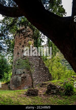 Der Garten von Ninfa, der verlassenen Stadt, Cisterna di Latina, Latium, Italien, Europa Italien Stockfoto