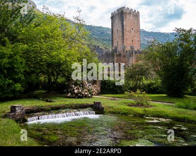 Der Garten von Ninfa, der verlassenen Stadt, Cisterna di Latina, Latium, Italien, Europa Italien Stockfoto