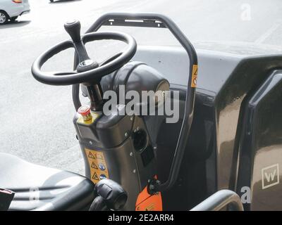 Russland, Sotschi 05.07.2020. Lenkrad und Hebel der Straßenwalze. Fahrersitz. Straßendienst Stockfoto