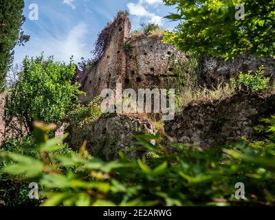 Der Garten von Ninfa, der verlassenen Stadt, Cisterna di Latina, Latium, Italien, Europa Italien Stockfoto