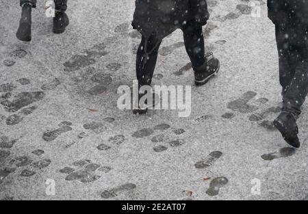 Hamburg, Deutschland. Januar 2021. Auf einem Bürgersteig kann man im Schnee Schuhdrucke sehen. Kredit: Marcus Brandt/dpa/Alamy Live Nachrichten Stockfoto
