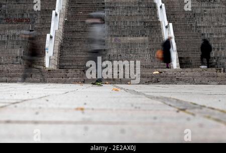 Stuttgart, Deutschland. Januar 2021. Nur wenige Menschen laufen an einer Treppe in der Einkaufsmeile Königstraße vorbei. Ein großer Teil der Händler im Südwesten fürchtet sich wegen der anhaltenden Corona-Sperre um die Zukunft und fordert mehr und besser zugeschnittene Hilfe für die Branche. (To dpa 'Association sieht Handel im Südwesten in dramatischer Situation') Quelle: Marijan Murat/dpa/Alamy Live News Stockfoto