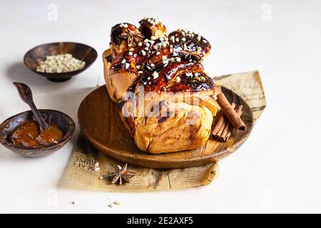 Babka oder Brioche Brot mit Aprikosenmarmelade und Nüssen. Hausgemachtes Gebäck zum Frühstück. Konkreter Hintergrund. Selektiver Fokus. Stockfoto