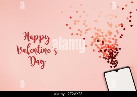 Valentinskarte mit leerem Telefonbildschirm und Glitzer. Alles Liebe zum Valentinstag Text Stockfoto