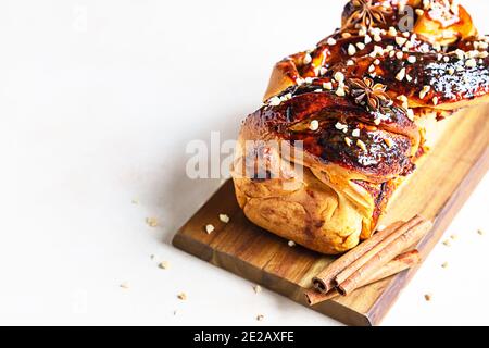 Babka oder Brioche Brot mit Aprikosenmarmelade und Nüssen. Hausgemachtes Gebäck zum Frühstück. Konkreter Hintergrund. Selektiver Fokus. Stockfoto