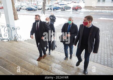 Warschau, Masowien, Polen. Januar 2021. Treffen der PLL LOT Unions mit Mitgliedern der Bürgerkoalition über die Situation in der Gesellschaft und die angekündigten Entlassungen. Im Bild: MICHAL SZCZERBA, PAWEL PONCYLJUSZ, DARIUSZ JONSKI, PI SZMULEWICZ Credit: Hubert Mathis/ZUMA Wire/Alamy Live News Stockfoto