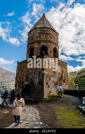 (Gergeti Dreifaltigkeitskirche Tsminda Sameba), Kirche der Heiligen Dreifaltigkeit in der Nähe des Dorfes Gergeti in Georgien, unter dem Berg Kazbegi Stockfoto