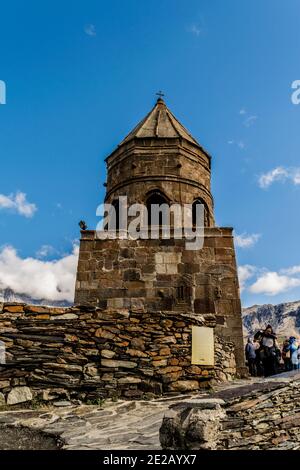 (Gergeti Dreifaltigkeitskirche Tsminda Sameba), Kirche der Heiligen Dreifaltigkeit in der Nähe des Dorfes Gergeti in Georgien, unter dem Berg Kazbegi Stockfoto