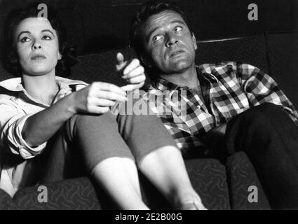 CLAIRE BLOOM und RICHARD BURTON 1958 offen im Theatre Royal in Stratford East London während der Dreharbeiten von LOOK BACK IN ANGER 1959 Regisseur TONY RICHARDSON Drehbuch Nigel Kneiale aus dem Stück von John Osborne Produzent Harry Saltzman Woodfall Film Productions / Associated British - Pathe / Warner Bros Stockfoto