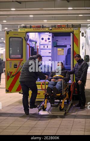 Metropolitan Police Officers in einfacher Kleidung werden gezeigt, wie man die Liege im Wembley Stadium im Norden Londons benutzt und in die Rückseite eines Krankenwagens einlädt, wo Beamte der Metropolitan Police ausgebildet werden, um den London Ambulance Service (LAS) zu unterstützen. Stockfoto