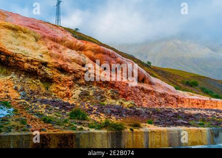 Brauner, oranger Sandstein, der Wasser bildete, fließt noch Wasser durch ihn. Eine Art Karstphänomen auf dem Pass Jvari im Norden Georgiens. Kazbegi Natur Stockfoto