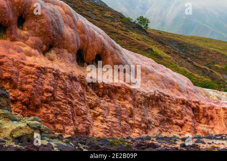 Brauner, oranger Sandstein, der Wasser bildete, fließt noch Wasser durch ihn. Eine Art Karstphänomen auf dem Pass Jvari im Norden Georgiens. Kazbegi Natur Stockfoto