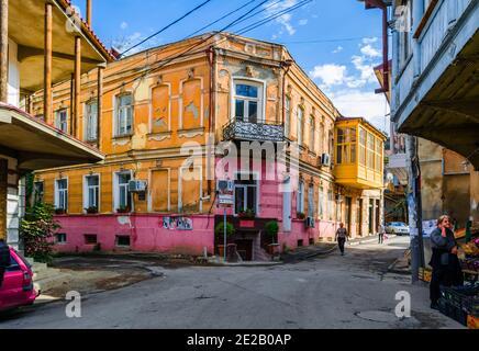 Tiflis, Georgien - 1. Oktober 2017: Ein farbenfrohes Gebäude in der Altstadt von Tiflis, Hauptstadt von Georgien Stockfoto