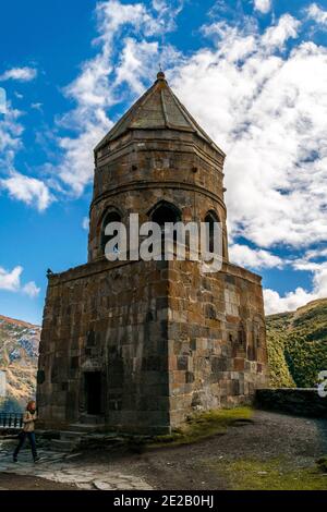 (Gergeti Dreifaltigkeitskirche Tsminda Sameba), Kirche der Heiligen Dreifaltigkeit in der Nähe des Dorfes Gergeti in Georgien, unter dem Berg Kazbegi Stockfoto