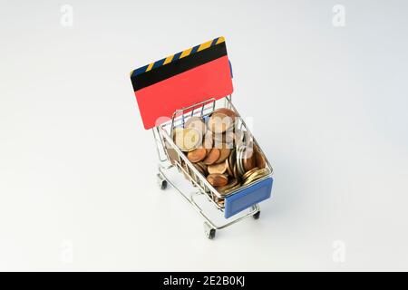 Finanz- und Geldkonzept.Warenkorb voller Münzen mit einem bank Kreditkarte.Shopping online ausgeben und sparen Sie Geld .Mock up Banner-Vorlage isoliert Stockfoto