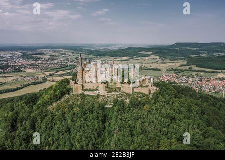 Luftdrohnenaufnahme der Burg Medival Hohenzollern auf einem Hügel in der Nähe Stuttgart am Sommermittag Stockfoto