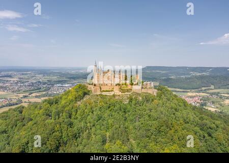 Luftdrohnenaufnahme der Burg Medival Hohenzollern auf einem Hügel in der Nähe Stuttgart am Sommermittag Stockfoto